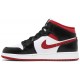 Jordans 1 Mid GS Black Gym Red
 DJ4695 122 Sail/Dark Mokka-University Red-Black Jordan Damen/Herren