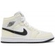 Jordans 1 Mid 'Coconut Milk'
 BQ6472 121 Weiß/Sturmblau Jordan Damen